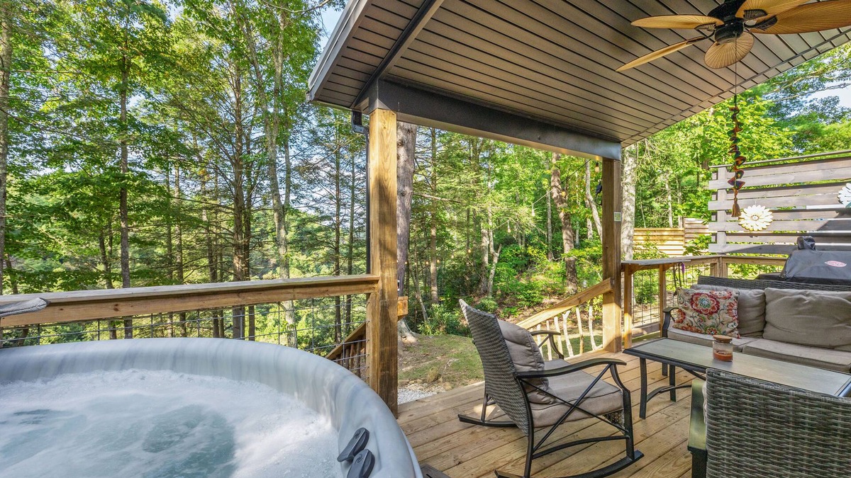 Rogers Cabin | Hemlocks Over Muir in Rogers KY - Hot Tub & WiFi
