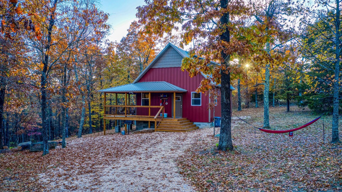 Compton Cabin | Hemmed-in-Hollow Cabin, Hikers Paradise with cell phone reception and wifi