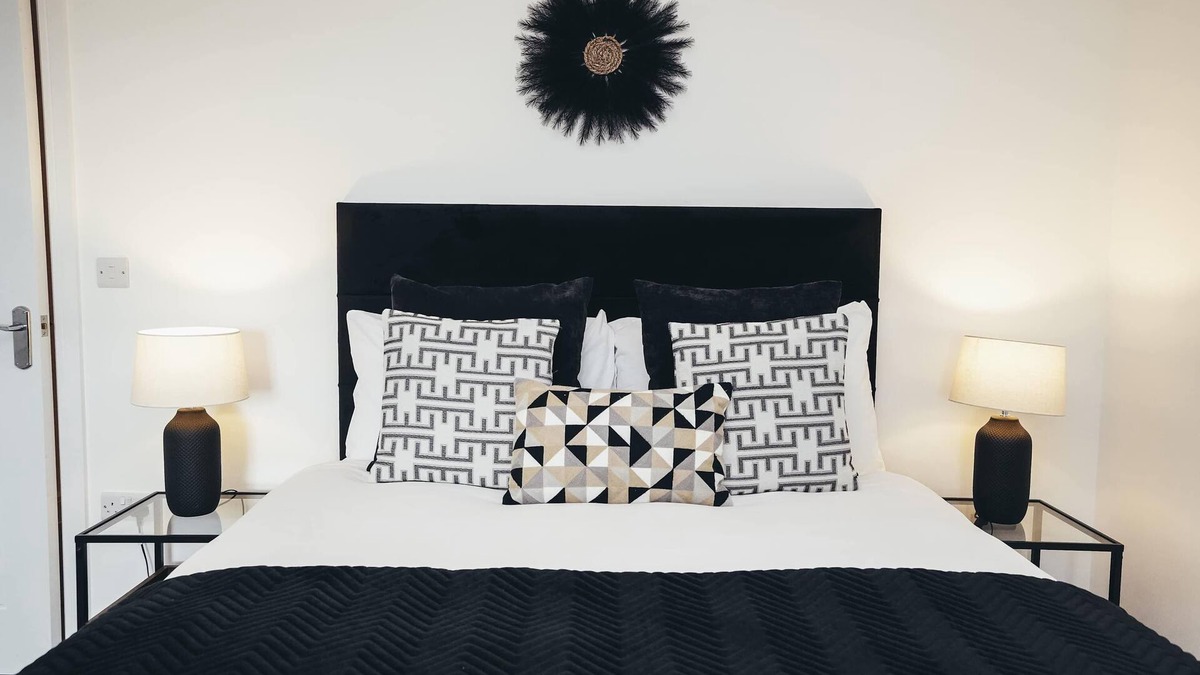 Barrow-on-Trent Apartment | Hen & Chickens Luxury Apt Free Parking | By DerBnB