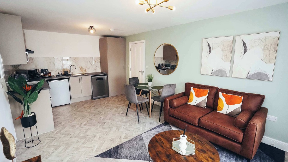 Barrow-on-Trent Apartment | Hen & Chickens Luxury Apt Free Parking | By DerBnB