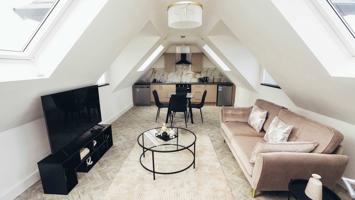 Barrow-on-Trent Apartment | Hen & Chickens Luxury Apt Free Parking | By DerBnB