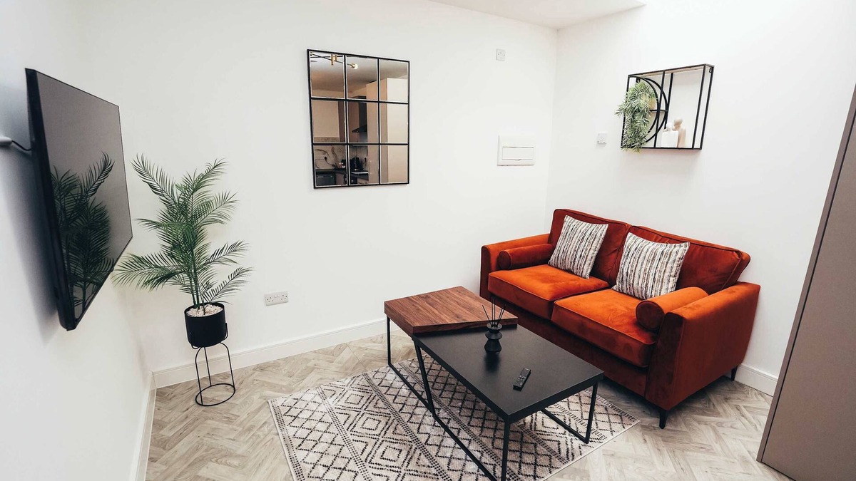 Barrow-on-Trent Apartment | Hen & Chickens Luxury Apt Free Parking | By DerBnB