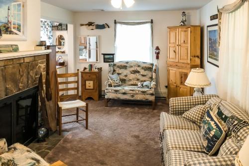 Pocasset House | Hen Cove Cottage