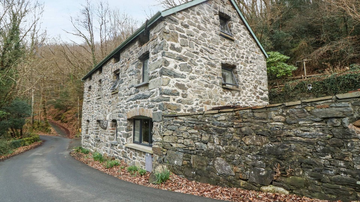 Llanrwst Cottage | HEN FELIN ISAF, pet friendly, character holiday cottage in Llanrwst