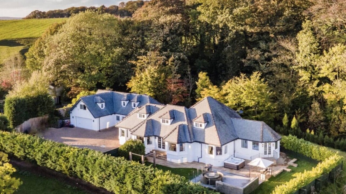 Fence House | Hen Haven Manor – Celebration Retreat with Hot Tub & Outdoor Bar!