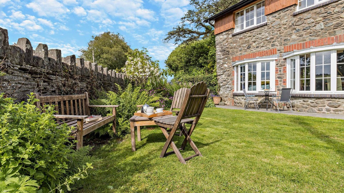 Cemmaes House | Hen Stabl- Cemaes - Two Bedroom House, Sleeps 5