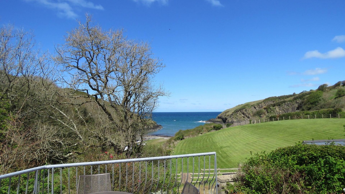 Newport Cottage | Hen Ty LLaeth, Aberfforest, right on the beach and with uninterrupted sea views