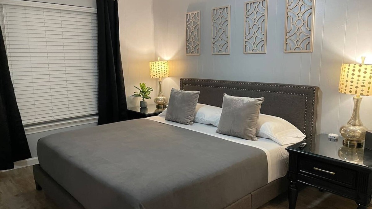 Knox - Henderson Apartment | Henderson Hideaway - King Bed, Patio & Walkable