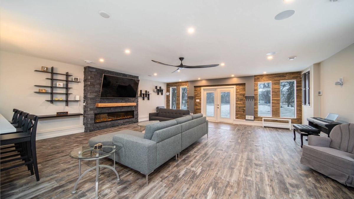 Gonor Station House | Henderson Homestead on 3 acres - 3 Bed Pet Friendly East St Paul Sleeps 6-10!