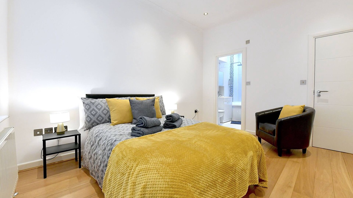 Finchley Church End Apartment | Hendon Escape- 2 bedroom, 3 Beds with en-suite Bath. Near Wembley Stadium