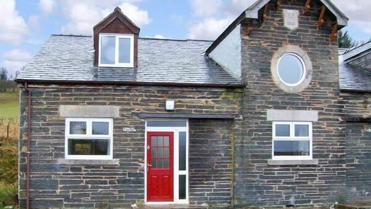 Denbigh Cottage | HENDRE ALED COTTAGE 3, pet friendly, with a garden in Llansannan