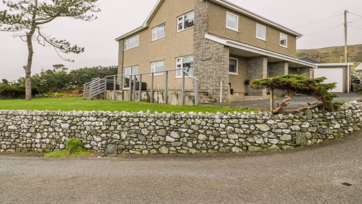 Barmouth House | HENDRE WYLAN, pet friendly, country holiday cottage in Llanaber