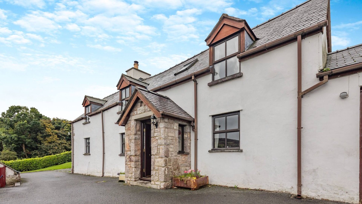 Denbigh House | Hendy - Three Bedroom House, Sleeps 6