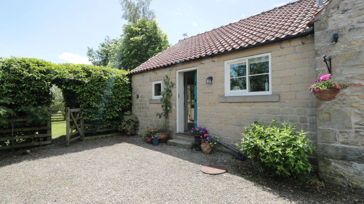 Gillamoor Cottage | HENHOUSE COTTAGE, pet friendly, with open fire in Gillamoor