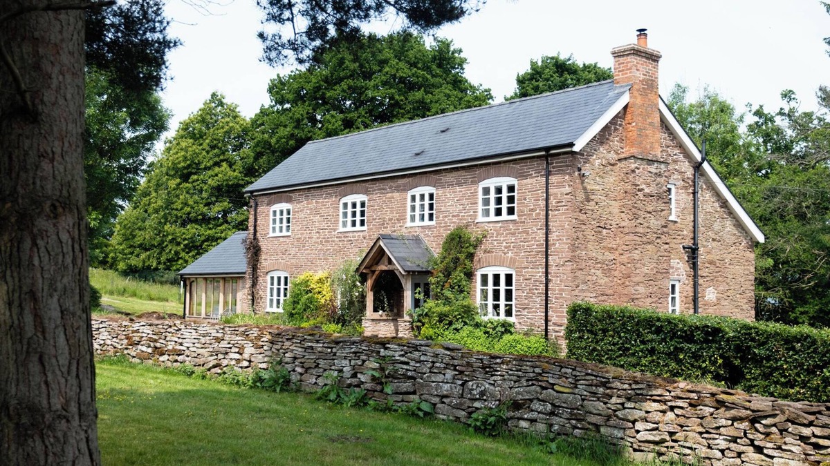 Little Cowarne Cottage | HENHOUSE FARM, pet friendly, with hot tub in Bodenham
