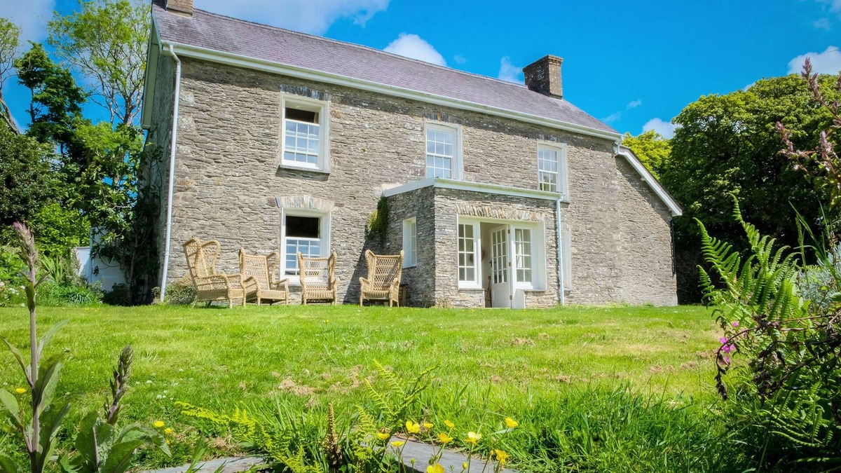 Felindre Farchog House | HENLLYS, pet friendly, with open fire in Newport, Pembrokeshire