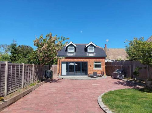 Clifton House | Henlow - Double Bedroom Private Bathroom - Room 2
