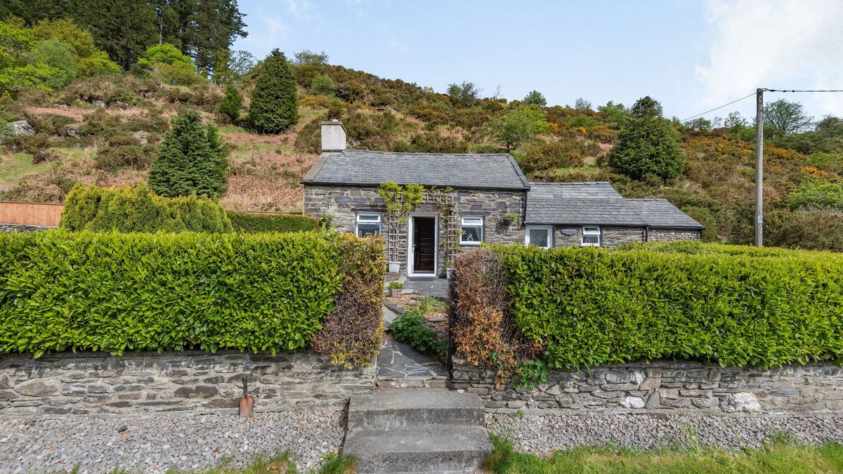 Penmachno Cottage | HENRHIW BACH, pet friendly, character holiday cottage in Penmachno