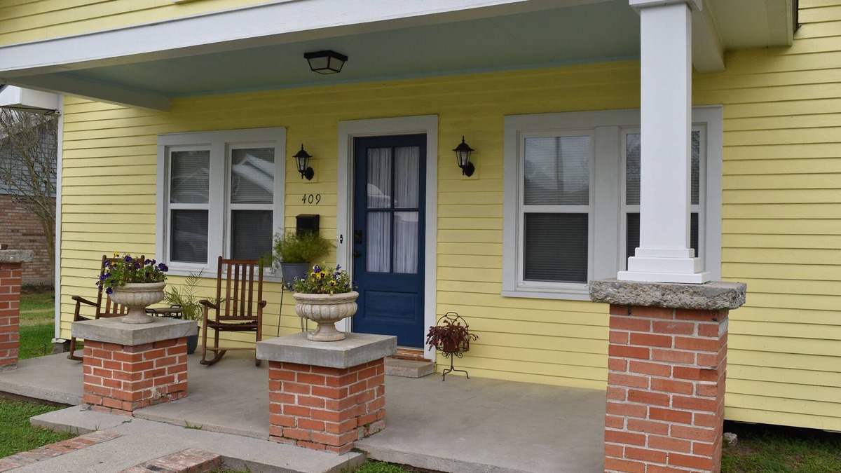 Breaux Bridge House | "Henrietta's Magnolia" Located 2 1/2 blocks from historic downtown Breaux Bridge