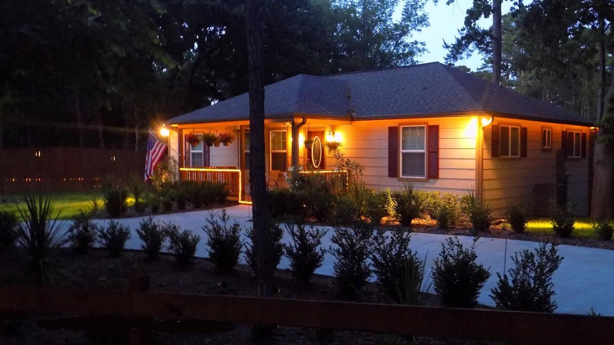 Crockett House | "Henry's Hideaway" A dock, kayaks, lake and a forest.