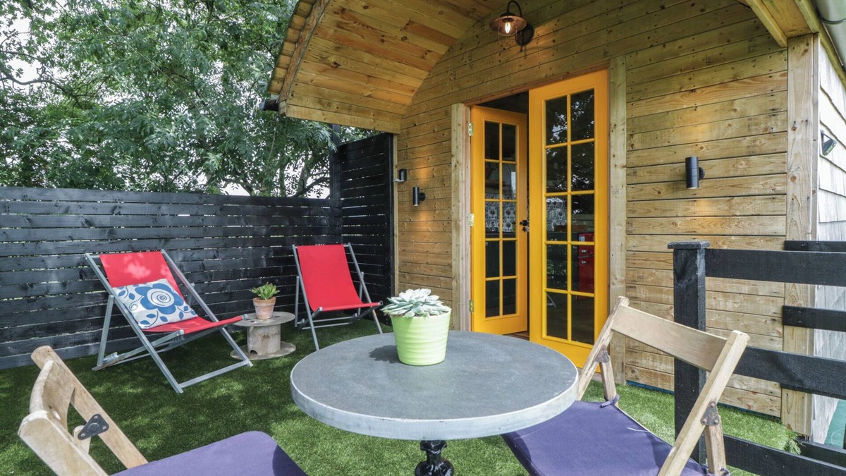 Congresbury Cottage | HERCULES SHEPHERD'S HUT, romantic, with open fire in Congresbury
