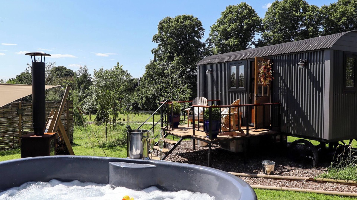 Retford Cottage | HERDWICK LUXURY GLAMPING, romantic, with hot tub in Nottingham