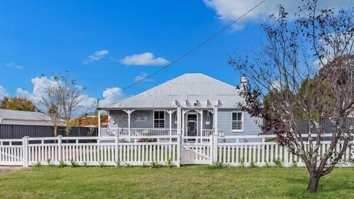 Stanthorpe Cottage | Heritage Cottage with Hot Tub in Wine Country