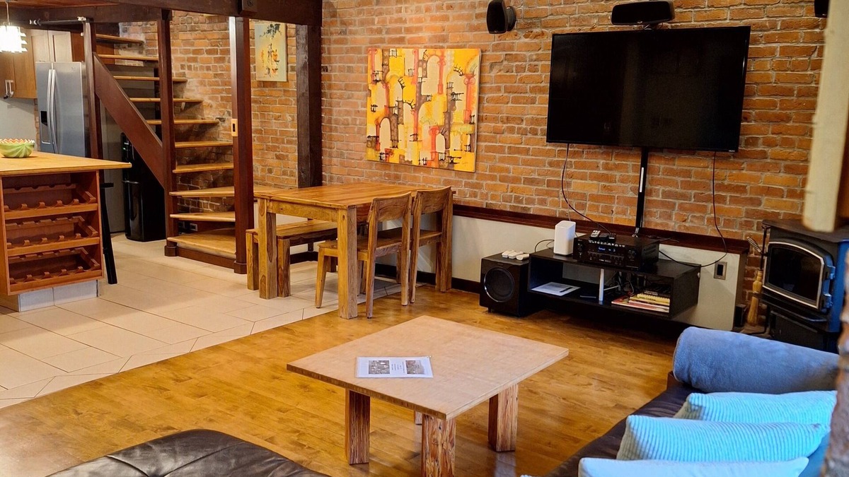 Gastown Apartment | Heritage Gastown Loft w/Hot Tub & Steam Room