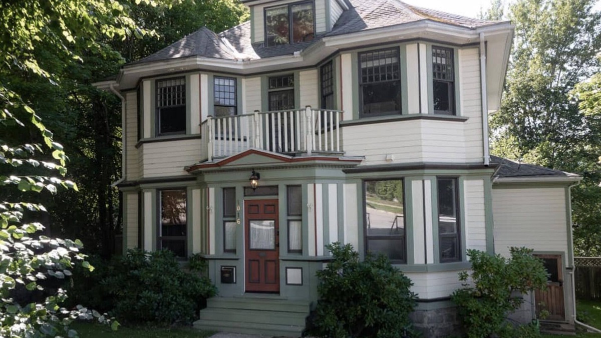 Nelson House | Heritage Home: fully licensed