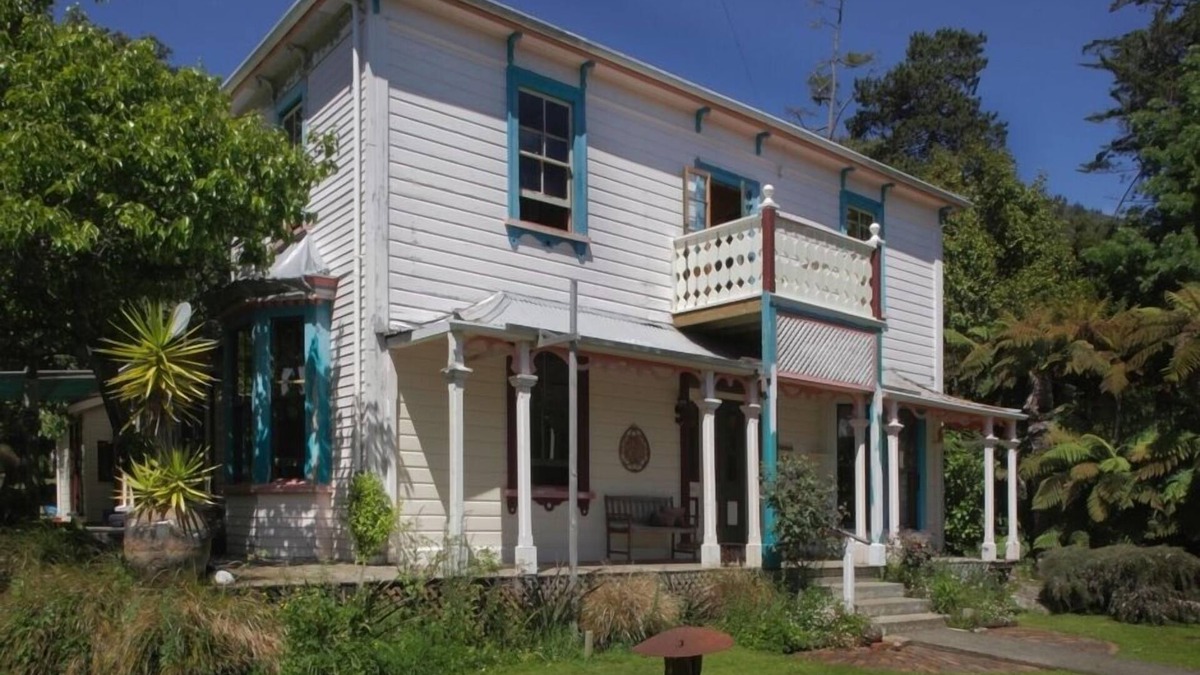 Takaka House | Heritage homestead, retreat, mountain views, peace