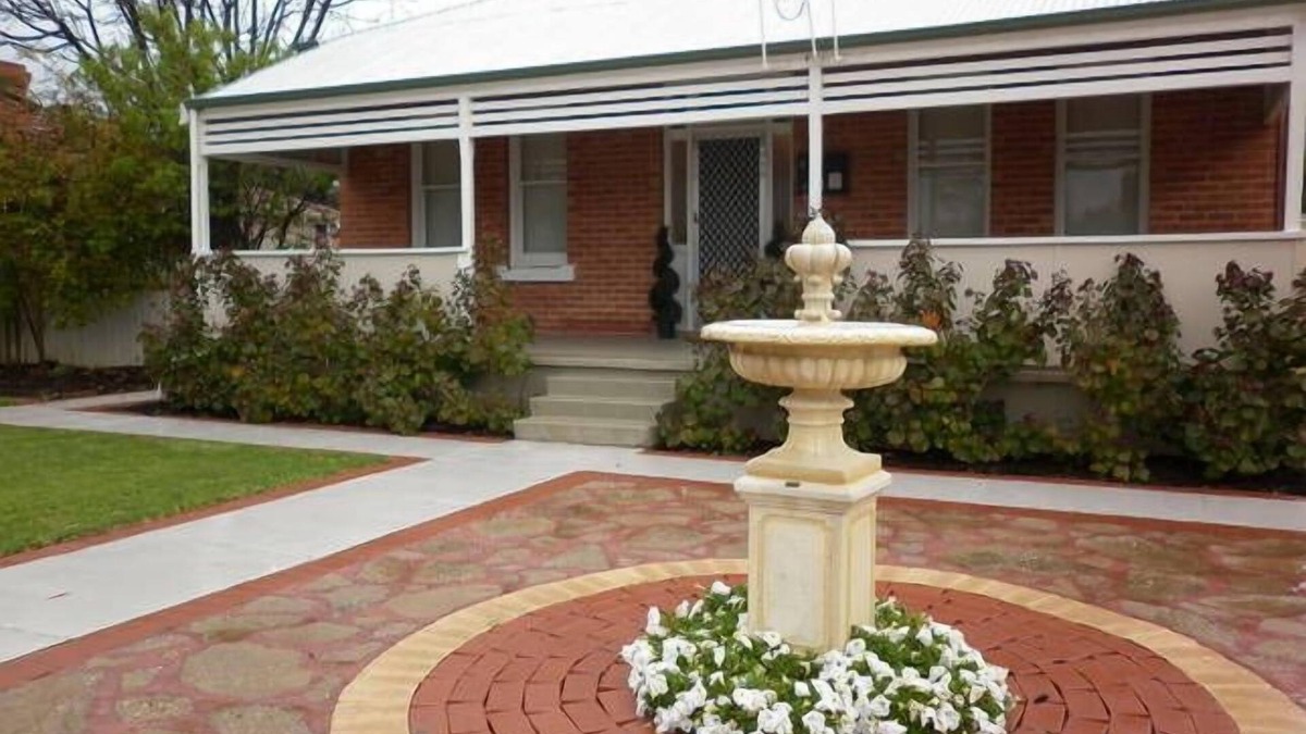 Merredin House | HERITAGE HOUSE Merredin. Much Effort & Expense has gone into this beautifu.