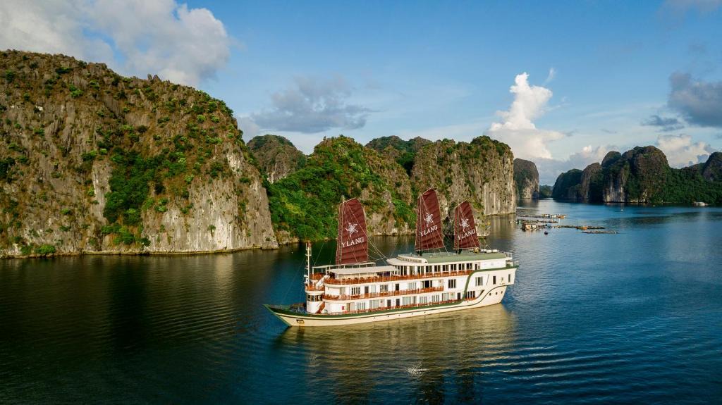 Ha Long Boat Rental | Heritage Line Ylang Cruise - Halong Bay & Lan Ha Bay