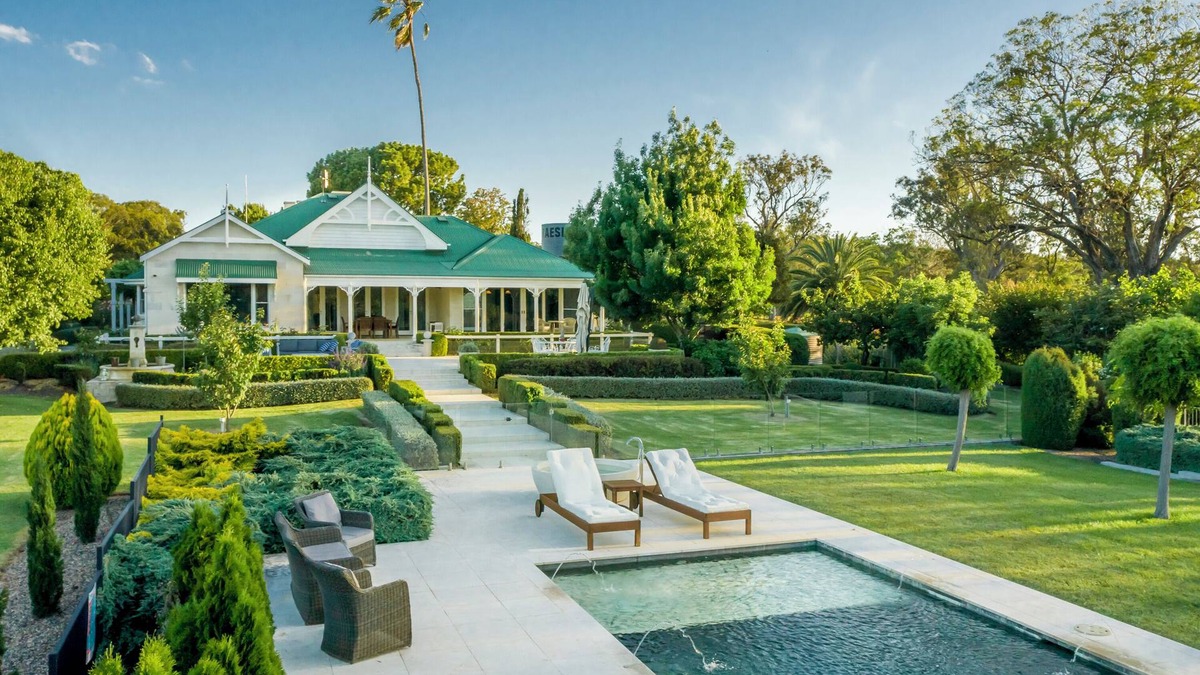 Dalveen House | Heritage List Homestead - 6 Star Accomodation for Large Groups
