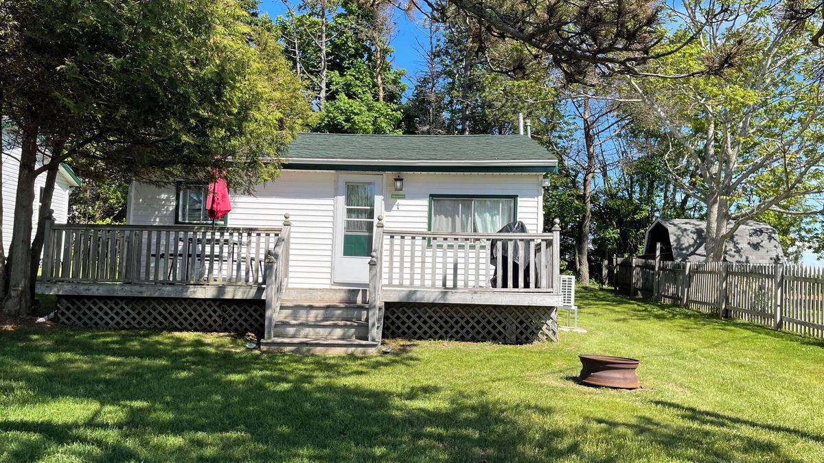 Anne's Land Cottage | Heritage Three-bedroom Cottage (Cottage 1)