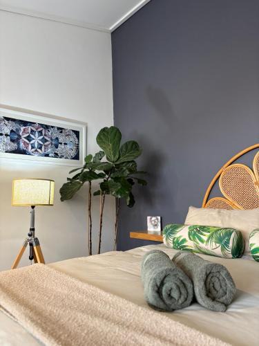 Kareeberg Apartment | Hermanus Waterfront Studio Apartment , Modern and Cosy with Workspace