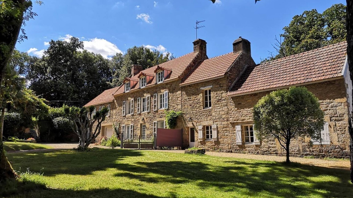 Locoal-Mendon House | Hermely - LOCOAL-MENDON