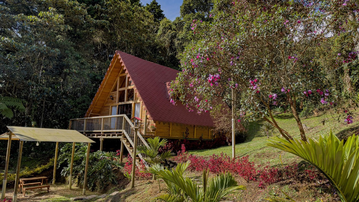 Medellin Cabin | Hermosa Cabaña Tipo Chalet en Santa Elena