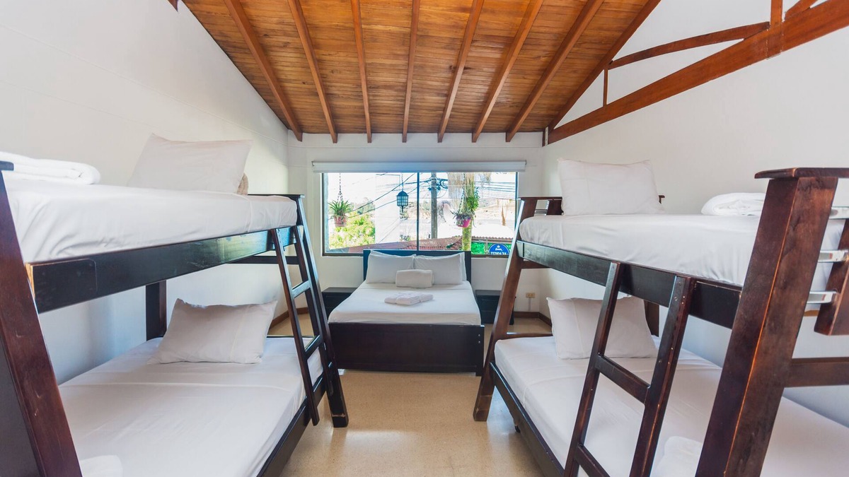 Guatape Hotel | Hermosa Habitación Básica Familiar En Guatape