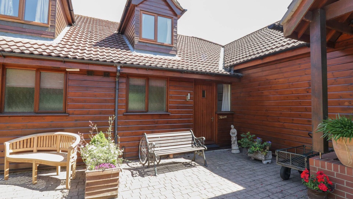 Smallburgh Cottage | HERON COTTAGE, family friendly, with pool in Wayford