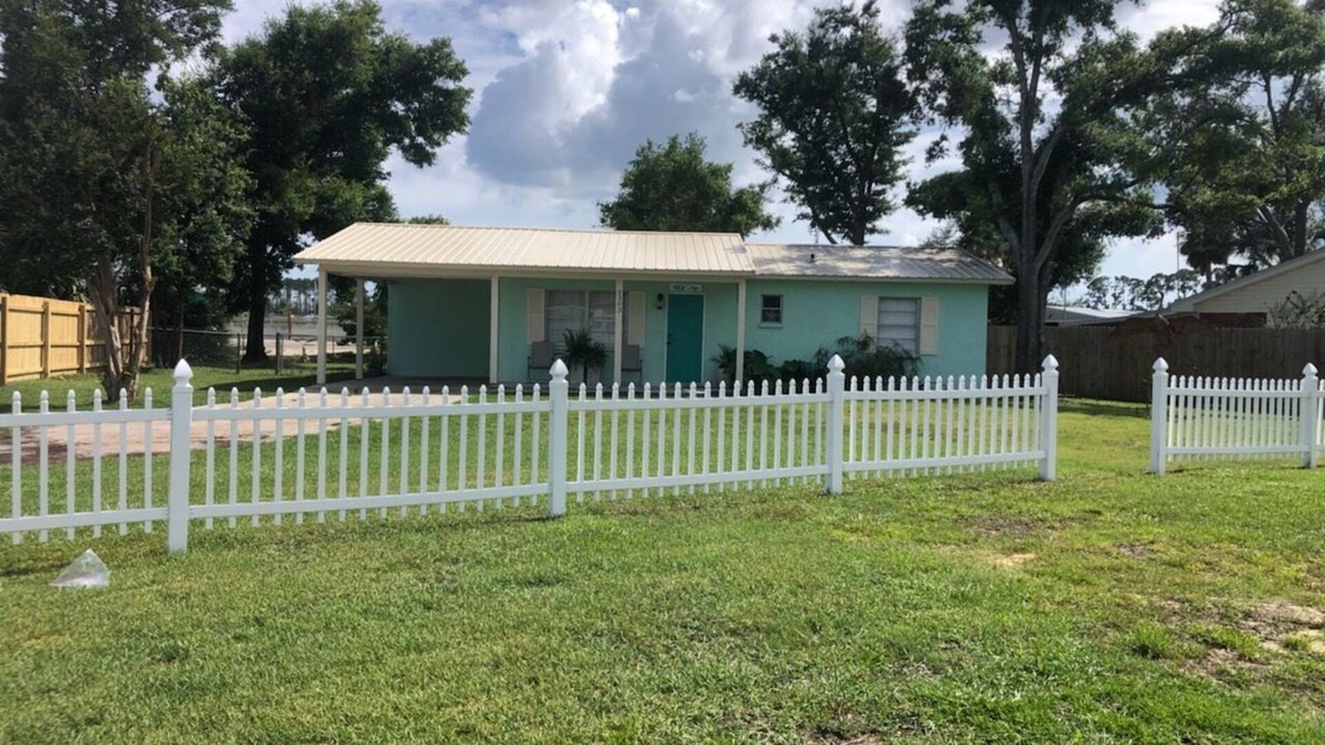 Pretty Bayou House | Heron Cottage - Private & Quaint