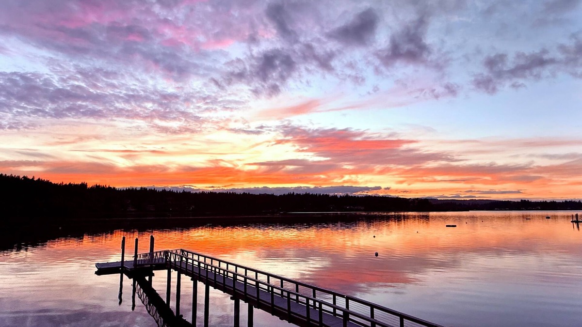 West Hills House | Heron Hideaway – Stylish Puget Sound Getaway with Private Beach Access