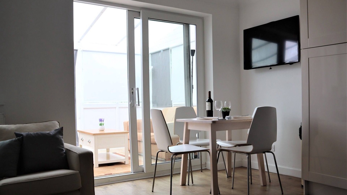 Thrapston House | Heron House Comfy 4 Bed with Wifi, Parking
