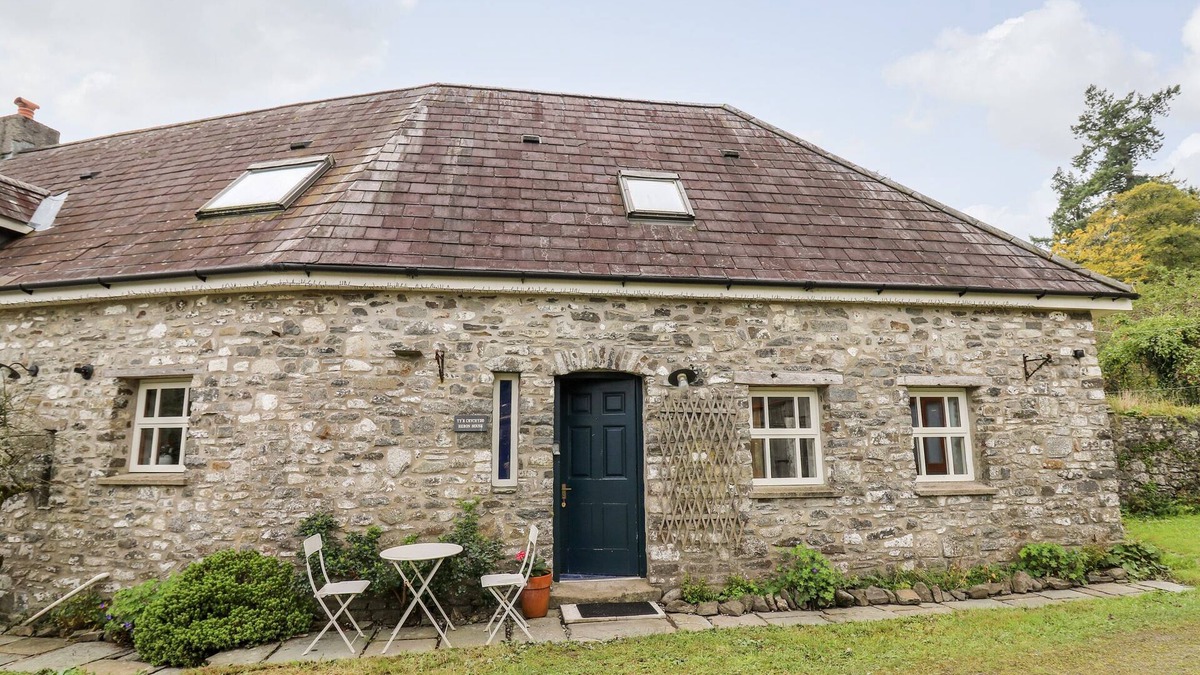 Llandeilo Cottage | HERON HOUSE, pet friendly, character holiday cottage in Llandeilo