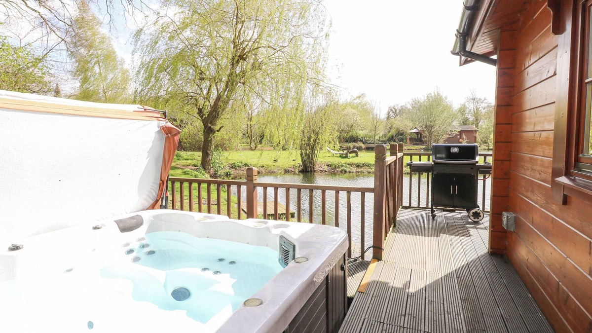 Badwell Ash Cottage | HERON LODGE, character holiday cottage, with hot tub in Badwell Ash
