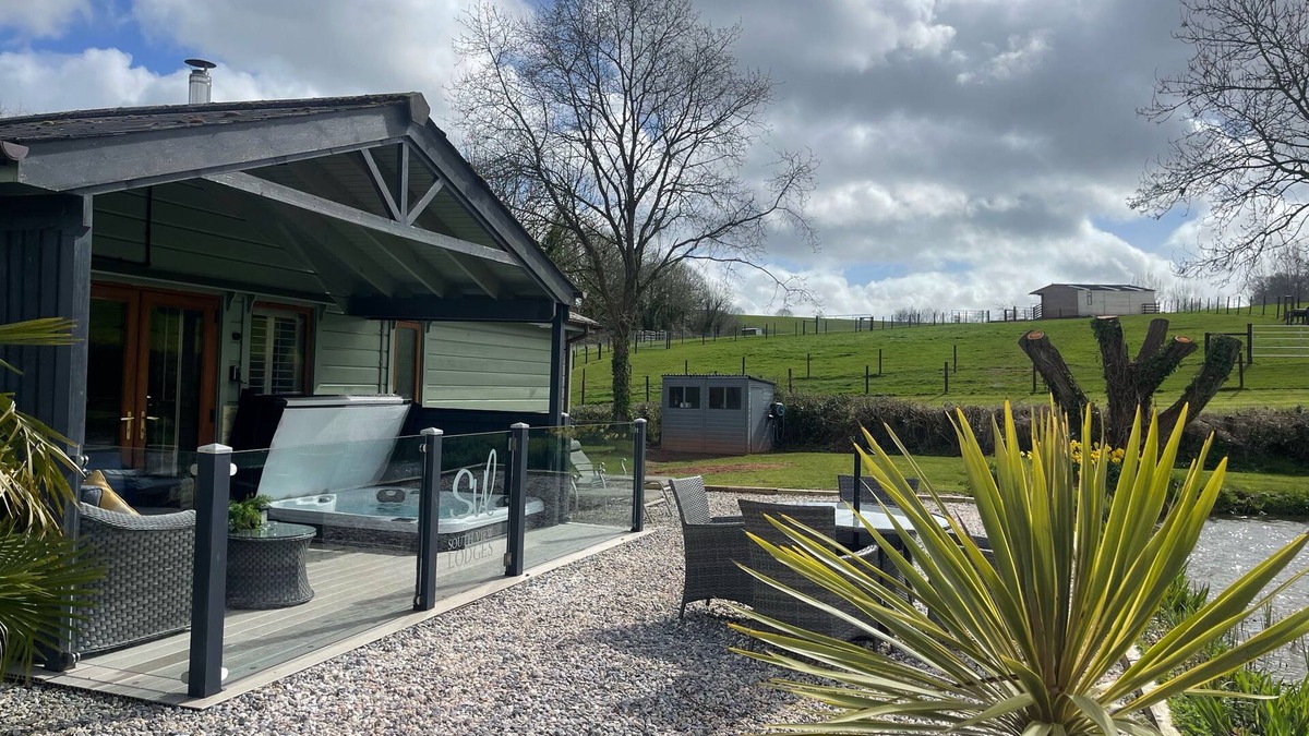 Exeter Cabin | Heron Lodge, South View Lodges - a lodge that sleeps 4 guests in 2 bedrooms