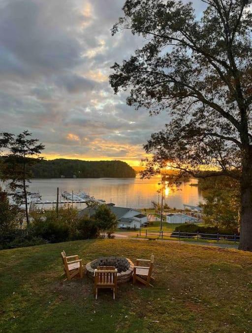 Staunton River House | Heron’s Cove on Leesville Lake.