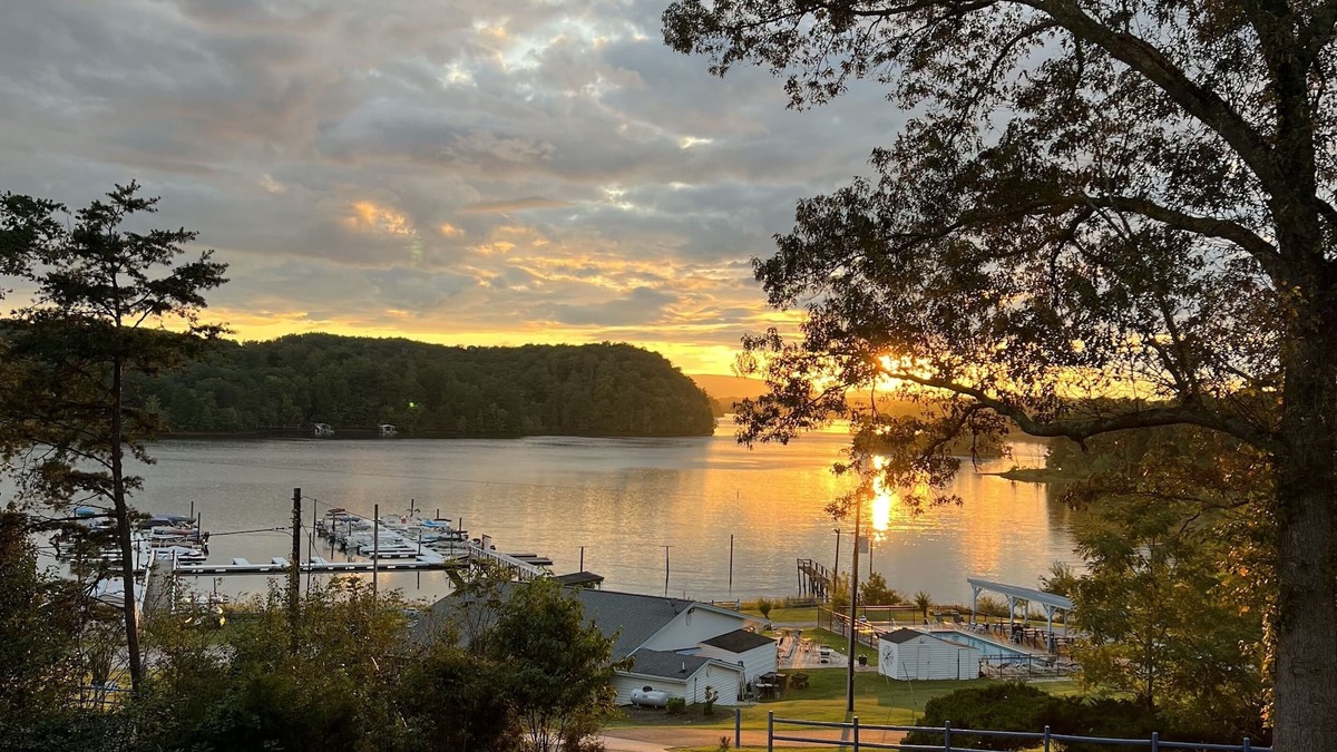 Staunton River House | Heron’s Cove on Leesville Lake.