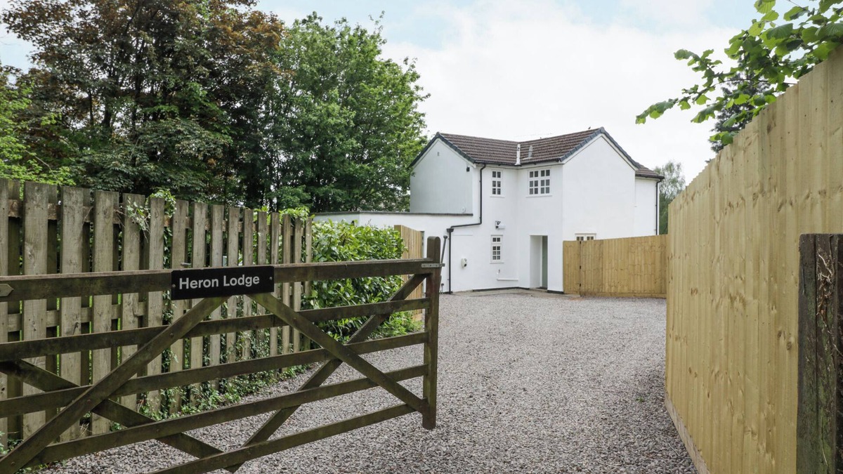 Llanvair Kilgeddin Cottage | HERON'S LODGE, pet friendly, with a garden in Penperlleni