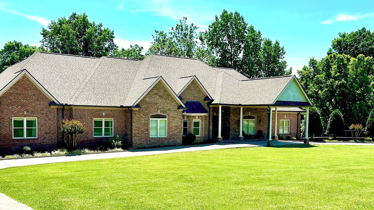College Grove House | HERON'S NEST. Spacious, Clean. Peaceful. Near Historic Downtown Franklin, TN.