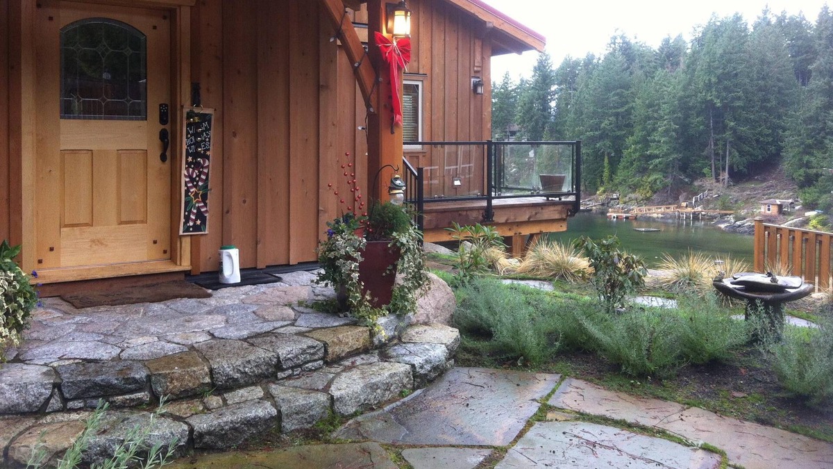 Tuwanek Cottage | Herons Return Cottage Peaceful Charm Right On The Cove License STR0216
